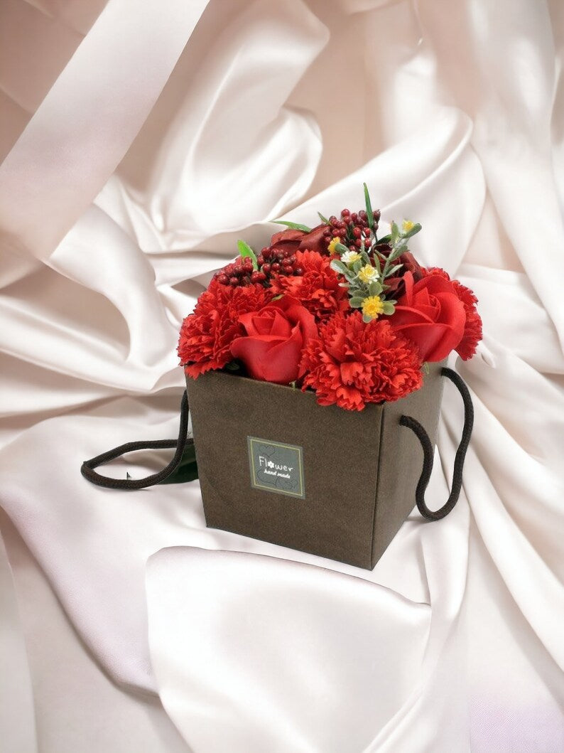 Bouquet fleurs en savon Rouge avec roses et oeillets- promo
